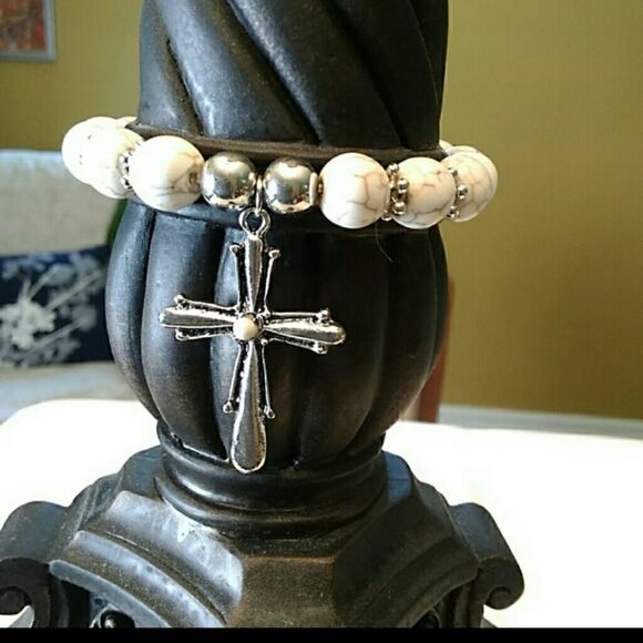 Cross charm bracelet  - Picture 2 of 2